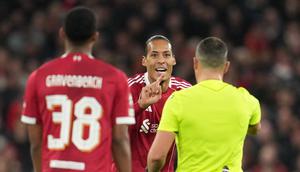 Bek Liverpool, Virgil van Dijk beradu argumen dengan wasit di laga melawan Real Madrid di Liga Champions, 5 November 2025. (AP Photo/Jon Super)
