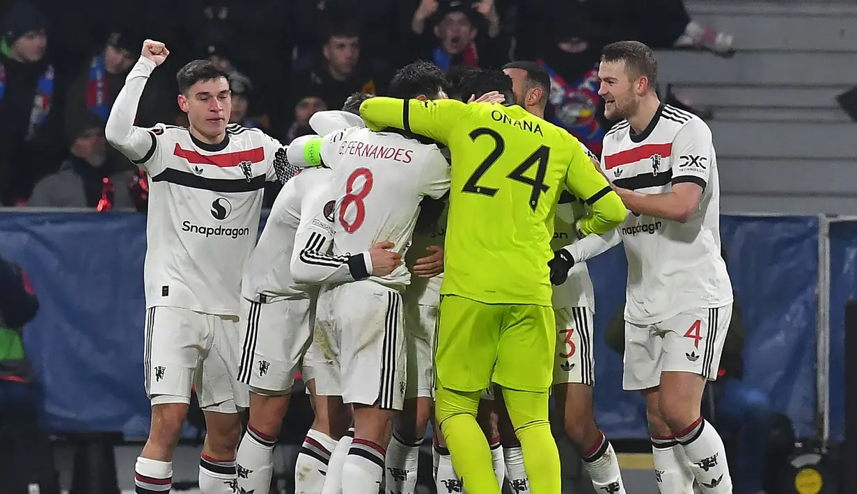 Pemain Manchester United merayakan gol yang dicetak oleh Rasmus Hojlund ke gawang Viktor Plzen pada laga lanjutan Liga Europa 2024/2025 di Doosan Arena, Plzen, Republik Ceska, Jumat (13/12/2024). (AFP/Michal Cizek)