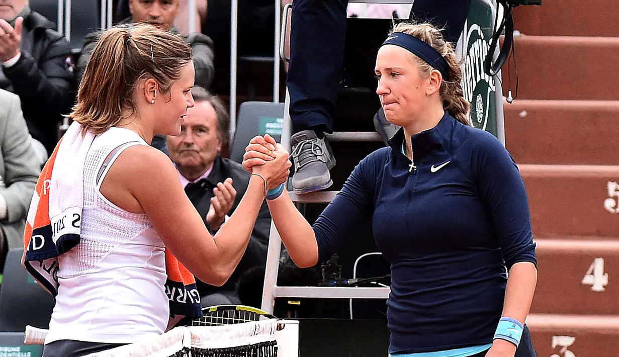 Victoria Azarenka (kanan) bersalaman dengan Karin Knapp setelah mundur karena cedera pada pertandingan babak pertama Prancis Terbuka 2016 di Roland Garros, Paris, (24/5/2016). (EPA/Christophe Petit Tesson)