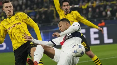 Penyerang Paris Saint Germain (PSG) Kylian Mbappe berebut bola dengan bek Borussia Dortmund Nico Schlotterbeck pada matchday terakhir Grup F Liga Champions di Signal Iduna Park, Kamis (14/12/2023) dini hari WIB.  (AP Photo/Martin Meissner)