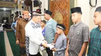 Awali Kunjungan, Kasatgas Tito Salat Subuh Bersama Warga dan Serahkan Bantuan di Aceh Timur