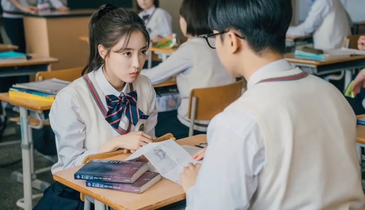 Kim Yuri yang kesal posisi pertamanya direbut, akhirnya menghampiri Kim Jungho. (Foto: Instagram/ thelawcafe_kbs)
