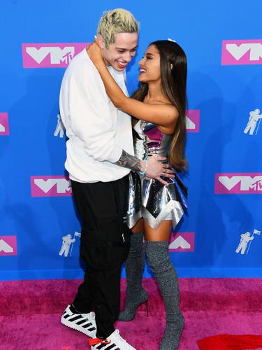 Get Wallpaper Ariana Grande Kembalikan Cincin Tunangan Kepada Pete Davidson Free HD