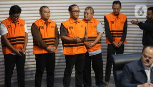 Sebagai informasi, Ardito baru dilantik sebagai Bupati Lampung Tengah pada Februari 2025. Tampak dalam foto, Bupati Lampung Tengah, Ardito Wijaya (tengah belakang) saat dihadirkan pada rilis penetapan status tersangka sekaligus penahanan di Gedung Merah Putih Komisi Pemberantasan Korupsi (KPK), Jakarta, Kamis (11/12/2025). (Liputan6.com/Helmi Fithriansyah)