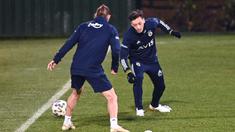 Pemain baru Fenerbahce, Mesut Ozil (kanan), saat mengikuti sesi latihan perdananya bersama tim, di Istanbul, Minggu, (24/1/2021). (Foto: AFP/Ozan Kose)