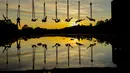 Anggota Teater Sirkus Triko menampilkan tarian hammock di udara dengan menggantung dari Jembatan Mladost di atas Sungai Sava, Zagreb, Kroasia, 11 Juni 2020. (Xinhua/Pixsell/Borna Filic)