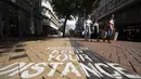 Tanda peringatan terkait COVID-19 terlihat di pusat Kota Birmingham, Inggris, 24 Agustus 2020. Birmingham telah ditambahkan ke dalam daftar pantauan sebagai "area dengan dukungan yang ditingkatkan" di tengah meningkatnya kekhawatiran terkait lonjakan kasus COVID-19. (Xinhua/Jon Super)