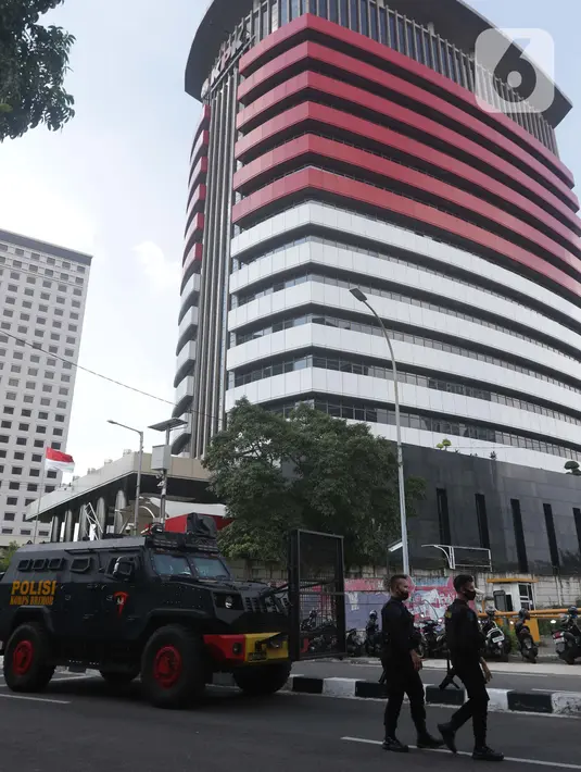 Kendaraan taktis kepolisian disiagakan di jalan Kuningan Persada sekitar Gedung Merah Putih KPK, Jakarta, Jumat (28/5/2021). Pengamanan gedung Merah Putih KPK dan sekitarnya diperketat menyusul informasi adanya aksi unjuk rasa. (Liputan6.com/Helmi Fithriansyah)