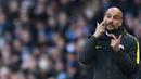 Gaya pelatih Manchester City, Pep Guardiola memberikan arahan kepada anak asuhnya saat melawan Burnley pada lanjutan Premier League di Etihad Stadium, (2/1/2017).  (Reuters/Anthony Devlin)