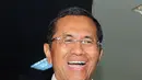 Dahlan Iskan memberikan keterangan kepada wartawan usai menjalani pemeriksaan di Kejaksaan Tinggi DKI Jakarta, Kamis (4/6/2015). Dahlan diperiksa sebagai saksi terkait pembangunan PLTU di Pulan Jawa, Bali dan NTB. (Liputan6.com/Helmi Afandi)