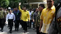 Agung Laksono melambaikan tangan kepada para pendukungnya saat menghadiri pembacaan keputusan Pengadilan Tata Usaha Negara Jakarta Timur (PTUN) terkait kisruh Partai Golkar, Senin (18/5/2015). (Liputan6.com/JohanTallo)