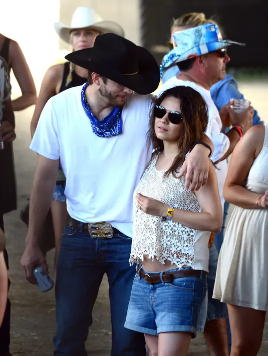 Bahkan, Asthon Kutcher pernah membelikan cincin dengan harga yang sangat fantastis. Yakni,cUS$ 250,000 atau sekitar 3,2 miliar rupiah. Lalu, mengapa Mila lebih memilih memakai cincin yang murah?. (AFP/Bintang.com)