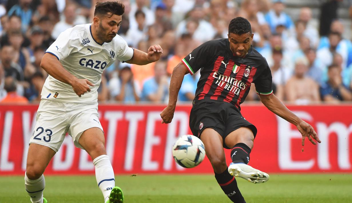 Gelandang AC Milan, Junior Messias (kanan) melepaskan tendangan yang berbuah gol ke gawang Marseille pada laga pramusim 2022/2023 di Stade Velodrome, Marseille (31/7/2022). Junior Messias asal Brasil dipermanenkan AC Milan dari Crotone pada awal musim 2022/2023 setelah berstatus pinjaman selama semusim. Menyisakan kontrak setahun lagi, hingga kini ia telah bermain dalam 68 laga bersama Rossoneri dengan torehan 12 gol dan 5 assist. (AFP/Sylvain Thomas)