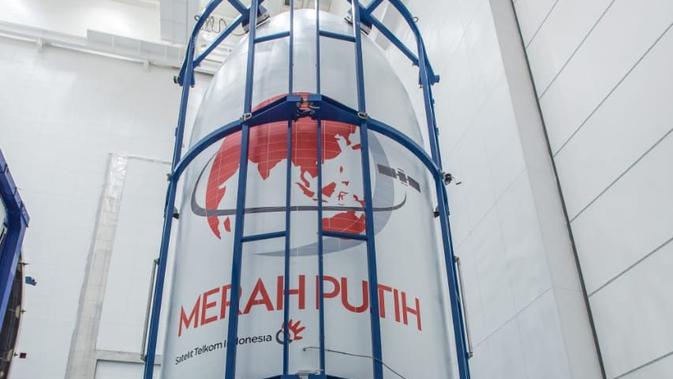 Menteri BUMN Rini Soemarno dan Dirut Telkom Indonesia Alex Sinaga meninjau langsung Satelit Merah Putih di SpaceX, Cape Canaveral Air Force Station, Florida. (Dok Kementerian BUMN)
