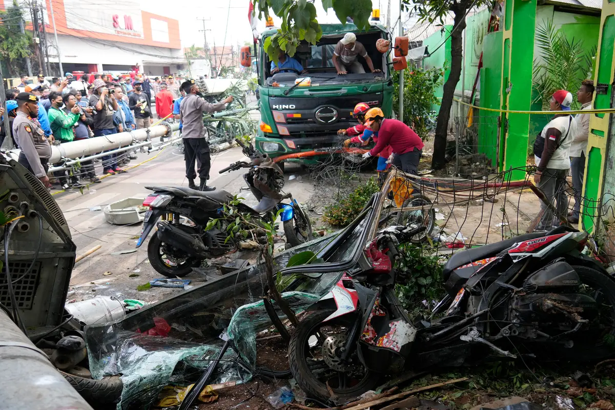 Penampakan Kecelakaan Maut di Bekasi, Truk Kontainer Hantam Halte Sekolah dan Tewaskan 10 Orang