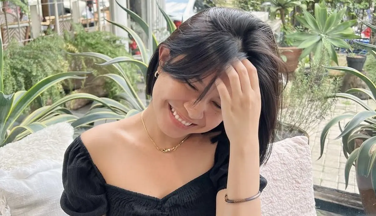 Sambil berpose dengan wajah ceria, potongan rambut terbarunya ini semakin membuatnya terlihat fresh.  dok. @hanggini