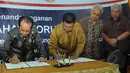 Wakil Ketua KPK Zulkarnain (kiri) dan Kepala BNP2TKI, Nusron Wahid melakukan penandatangan nota kesepahaman (MoU) untuk 'Komit Pencegahan Korupsi Terintegrasi'di kantor BNP2TKI, Jakarta, Kamis (19/3/2015). (Liputan6.com/Herman Zakharia)