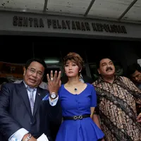 Foto Inul Daratista dan Hotman Paris melaporkan Andar Situmorang (Andy Masela/bintang.com)
