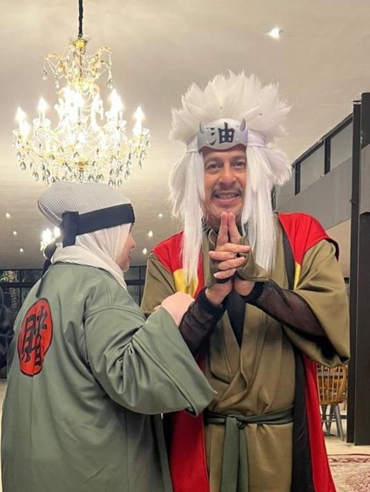 Sambil berpose seolah mengeluarkan jurus, potret Pak Muh saat mengenaka kostum Jiraiya ini sukses mencuri perhatian netizen.(Liputan6.com/IG/@dillajaidi).