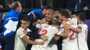 Pemain Sevilla merayakan gol rekan setimnya, Guido Pizarro (tengah) pada laga kelima Grup E Liga Champions kontra Liverpool di Stadion Ramon Sanchez Pizjuan, Rabu (22/11). Liverpool dan Sevilla bermain imbang 3-3. (AP/Miguel Morenatti)