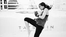 Lihat begitu semangatnya Sara Wijayanto saat sedang latihan bela diri. Tak hanya cantik, ia juga ternyata jago bela diri. (Foto: instagram.com/sarawijayanto)