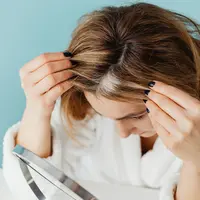 Permasalahan kulit kepala menjadi permasalahan umum di iklim tropis. (Foto: Pexels/Karolina Grabowska)