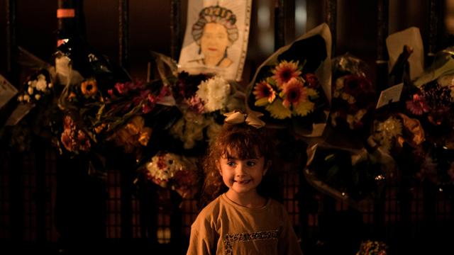 Deretan Karangan Bunga untuk Ratu Elizabeth II