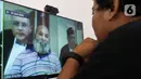 Jurnalis menyaksikan sidang perdana terdakwa kasus pencucian uang, yang juga Gubernur Papua nonaktif Lukas Enembe secara daring di media center Gedung Merah Putih KPK, Jakarta, Senin (12/6/2023). (Liputan6.com/Herman Zakharia)
