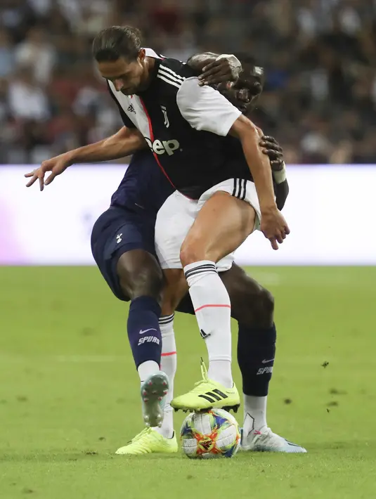 Gelandang Juventus, Adrien Rabiot mengontrol bola dari kawalan pemain Tottenham Hotspur selama pertandingan International Champions Cup (ICC) 2019 di National Stadium, Singapura (21/7/2019). Tottenham menang tipis atas Juventus 3-2. (AP Photo/Danial Hakim)