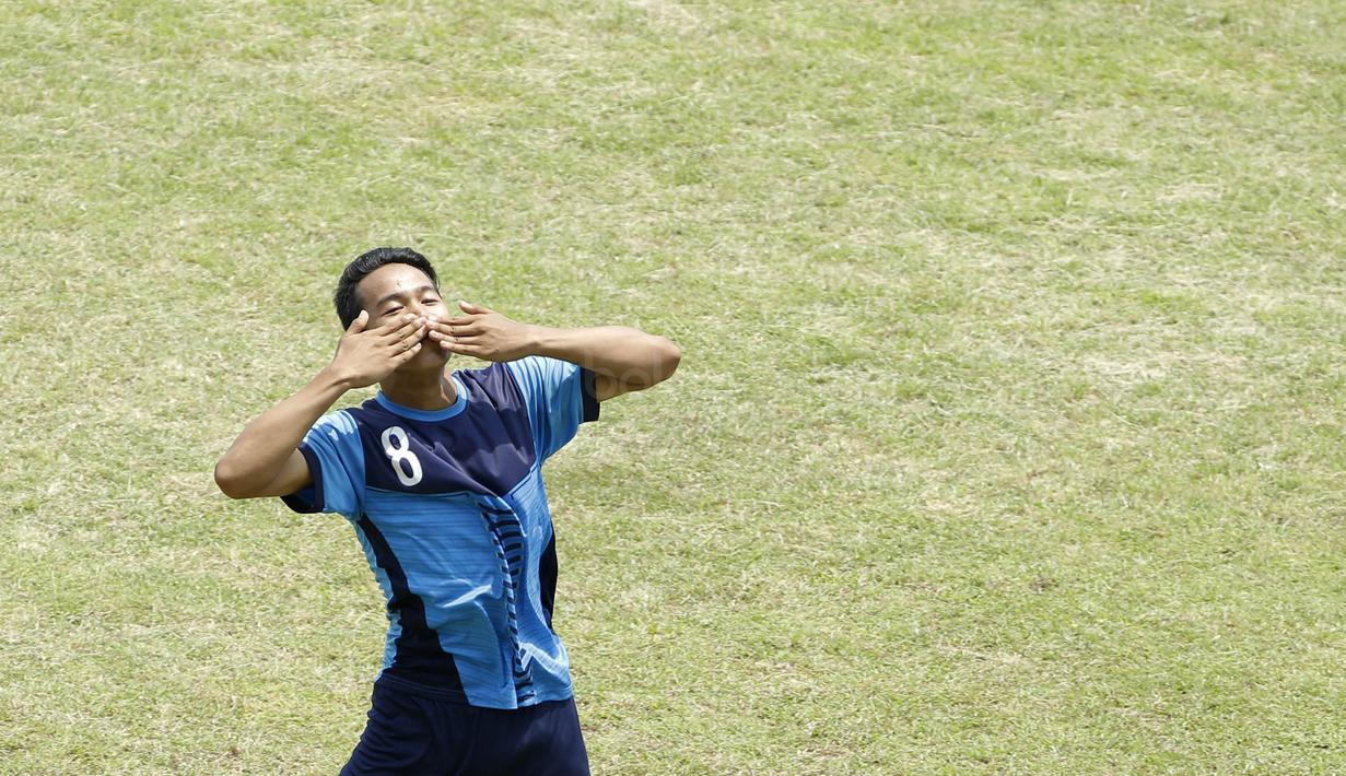 Pemain Unitomo Surabaya melakukan selebrasi usai mencetak gol ke gawang UMM Malang pada laga Torabika Campus Cup 2017 di Stadion Universitas Negeri Malang, Rabu, (01/11/2017). UMM menang adu penalti 4-3 atas Unitomo. (Bola.com/M Iqbal Ichsan)