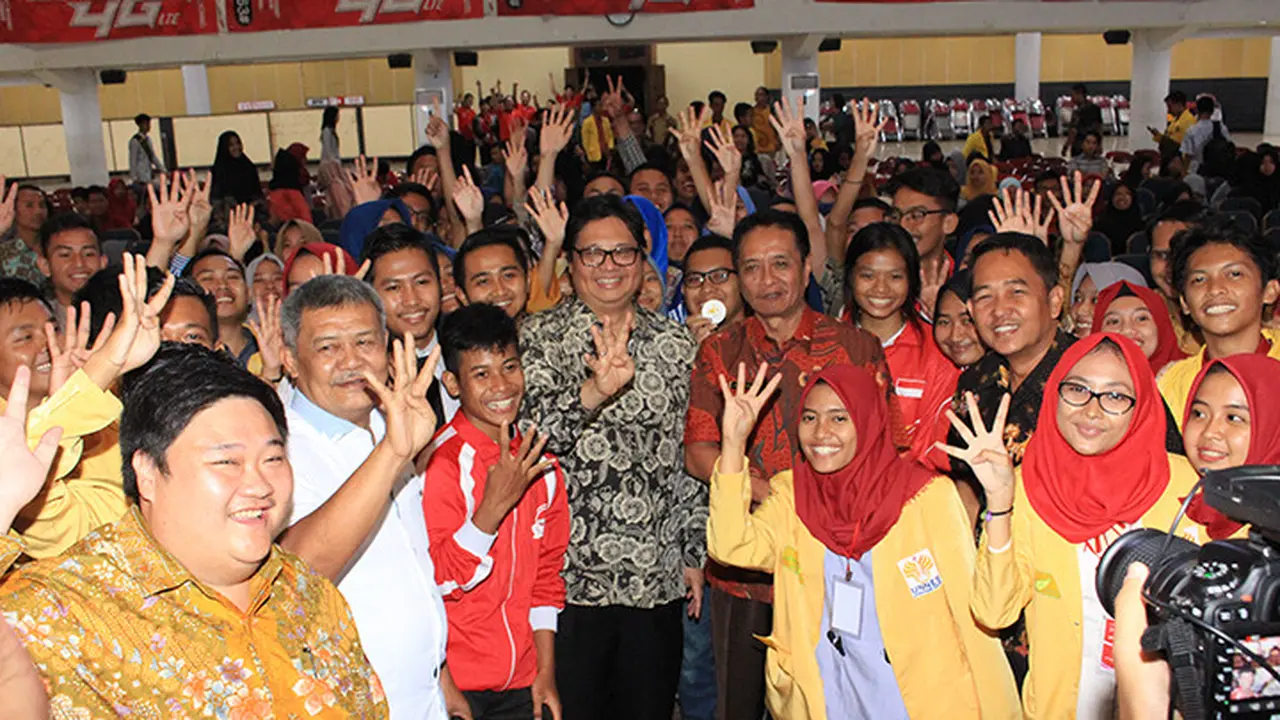 Menteri Perindustrian Airlangga Hartarto usai berdialog dengan Mahasiswa Universitas Negeri Semarang, Semarang, Jawa Tengah, Jumat 6 April 2018