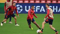 Bek tengah Ajax Jurrien Timber (tengah) berebut bola saat  mengambil bagian dalam sesi latihan di Stadion Anfield di Liverpool, 12 September 2022. Liverpool akan menjamu Ajax Amsterdam pada matchday 2 Grup A Liga Champions 2022/2023 di Anfield, Rabu 14 September 2022 dinihari WIB. (Photo by Lindsey Parnaby / AFP)