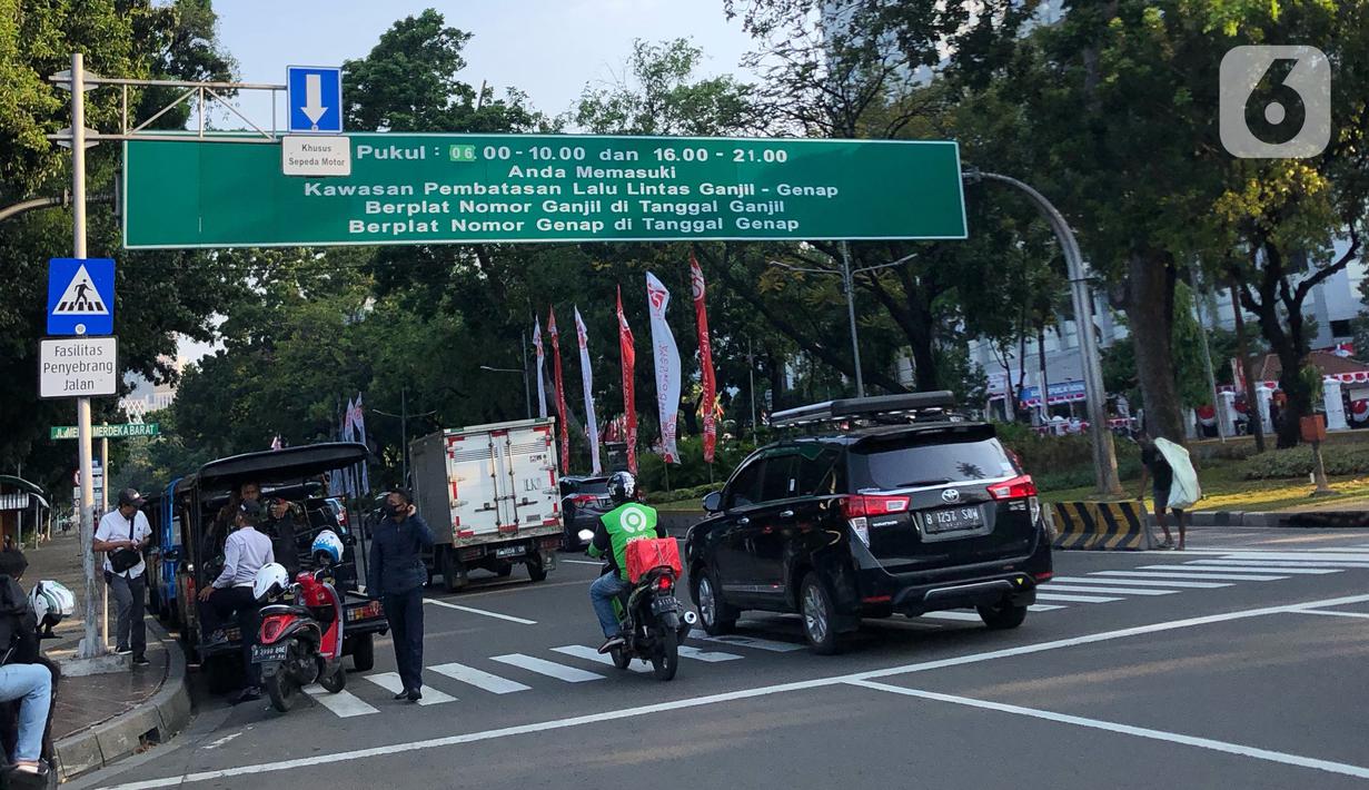 Kendaraan melintasi Jalan MH Thamrin, Jakarta, Senin (24/5/2020). Kepala Dinas Perhubungan Provinsi DKI Jakarta Syafrin Liputo mengungkapkan kebijakan ganjil genap terhadap sepeda motor belum akan diterapkan dan hanya berlaku bagi kendaraan roda empat. (Liputan6.com/Immanuel Antonius)