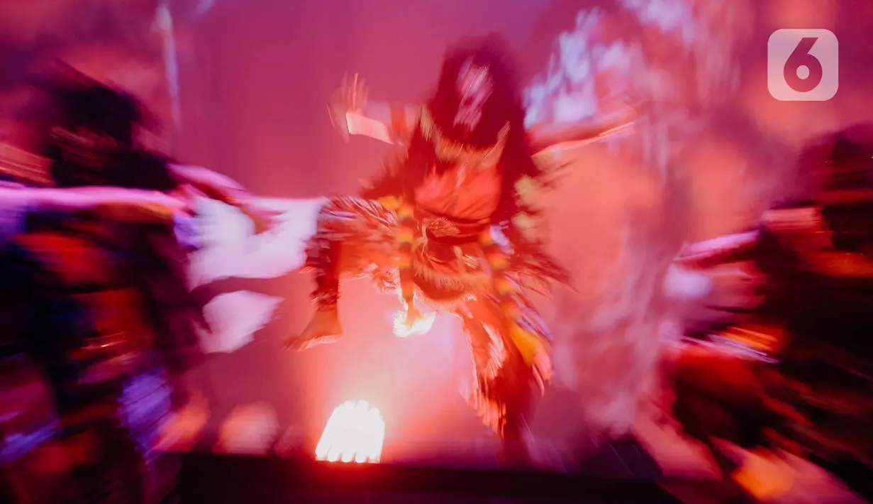 Sejumlah seniman tampil dalam pagelaran Sabang Merauke Premier With Live Perfomance di Djakarta Theater, Kamis (2/6/2022). Peringatan Hari Kelahiran Pancasila pada 1 Juni, Pagelaran Sabang-Merauke di harapkan dapat memberikan sumbangsih melestarikan dan mengenalkan kekayaan seni budaya bangsa kepada masyarakat Indonesia. (Liputan6.com/Faizal Fanani)
