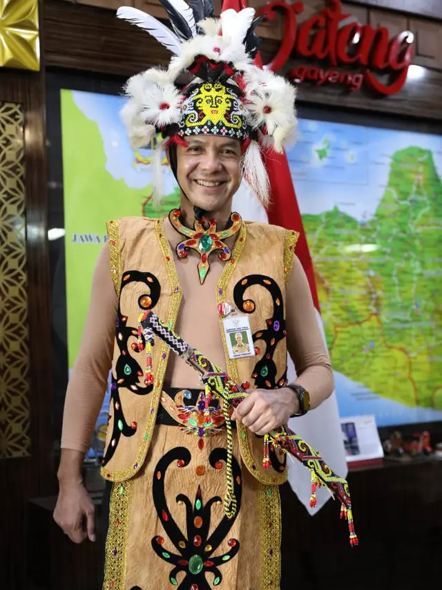 Lengkapi diri dengan Mandau, Gubernur Jateng Ganjar Pranowo tampil unik kenakan pakaian suku Suku Kenya. (Foto: Liputan6.com/Felek Wahyu)