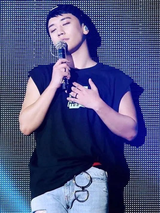 Dengan pengakuannya yang begitu tulus, Seungri mengaku jika ia adalah seorang idol yang arogan kepada para stafnya. Bahkan ia mengaku menggunakan bahasa informal untuk orang yang lebih tua darinya. (Foto: instagram.com/seungriseyo)