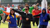 Menpora Imam Nahrawi mengikuti senam massal di halaman Balaikota Surakarta, Jumat (11/6/2015) pagi. (Bola.com/Romi Syahputra)