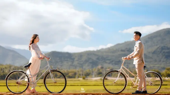 couple romantis bahagia