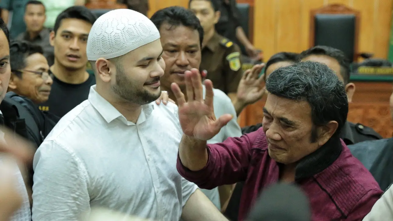 Ridho Rhoma ditangkap pihak kepolisian Polres Metro Jakarta Barat 25 Maret 2017. Ridho memiliki narkotika jenis sabu seberat 0,7 gram dan dianggap bersalah. Ridho menerima vonis, sedangkan kuasa hukumnya masih pikir-pikir. (Adrian Putra/Bintang.com)