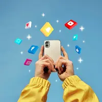 Melakukan bisnis yang dapat dilakukan lewat smartphone. (Foto: Freepik/pikisuperstar)