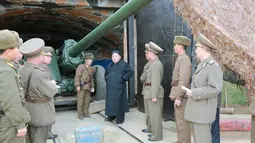 Pemimpin Korea Utara Kim Jong-un  memeriksa artileri saat melakukan inspeksi di sebuah detasemen pertahanan di Pulau Mahap, sektor depan Korea Utara. (REUTERS/KCNA)