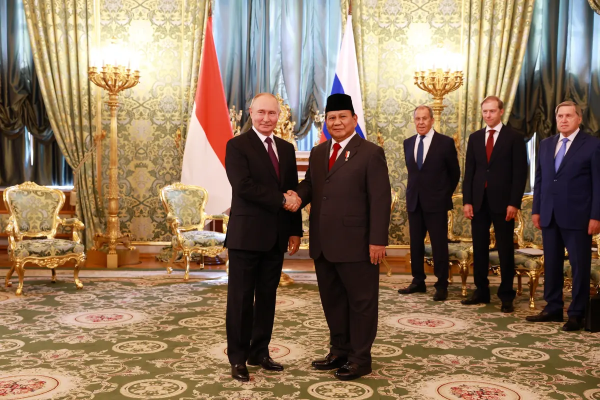 Menteri Pertahanan (Menhan) sekaligus Presiden Terpilih RI, Prabowo bertemu Presiden Rusia Vladimir Putin di Moskow.