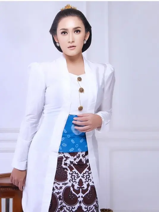Kebaya putih lengan panjang dipadukan obi biru dan kain batik coklatnya. [@nafaurbach]