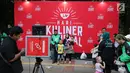 Mitra GO-JEK bersama kelurganya berfoto saat mengikuti Pasar Malam di GO- FOOD Festival di GBK, Jakarta (11/5). Acara ini digelar sebagai bentuk apresiasi kepada mitra GO-JEK yang berprestasi. (Liputan6.com/Fery Pradolo)
