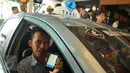 Sopir taksi memperlihatkan aplikasi online My Blue Bird di Jakarta, (19/5). Blue Bird meluncurkan versi terbaru My Blue Bird yang merupakan penyempurnaan perkembangan teknologi dari sistem online yang sudah ada sebelumnya. (Liputan6.com/Gempur M Surya)