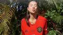 <p>Jennifer Bachdim pamer fotonya dirinya mengenakan jersey merah lengan pendek milik tim favoritnya Manchester United. Foto: Instagram.</p>