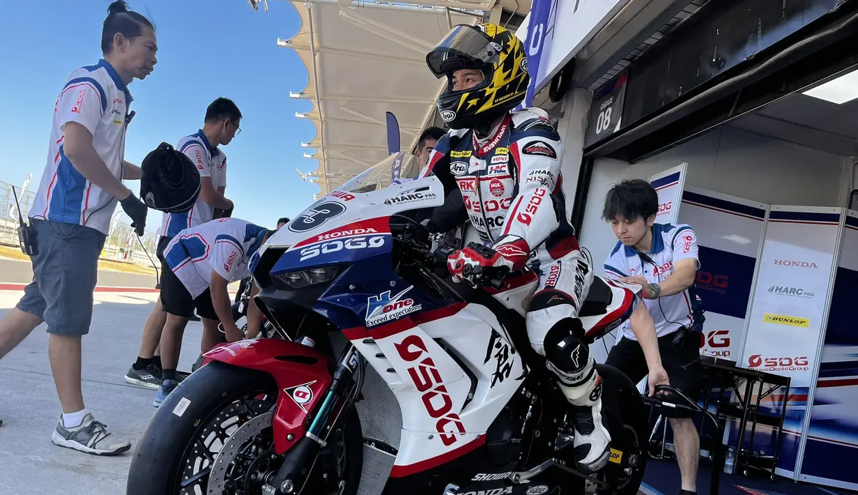 Pembalap SDG MS Harc-Pro.Honda.Ph, Haruki Noguchi berisap untuk mengikuti latihan bebas pada kelas ASB1000 ARRC Mandalika 2023 di Sirkuit Mandalika, Lombok, Jumat (11/08/2023). (Twitter/@SdgMSOfficial)