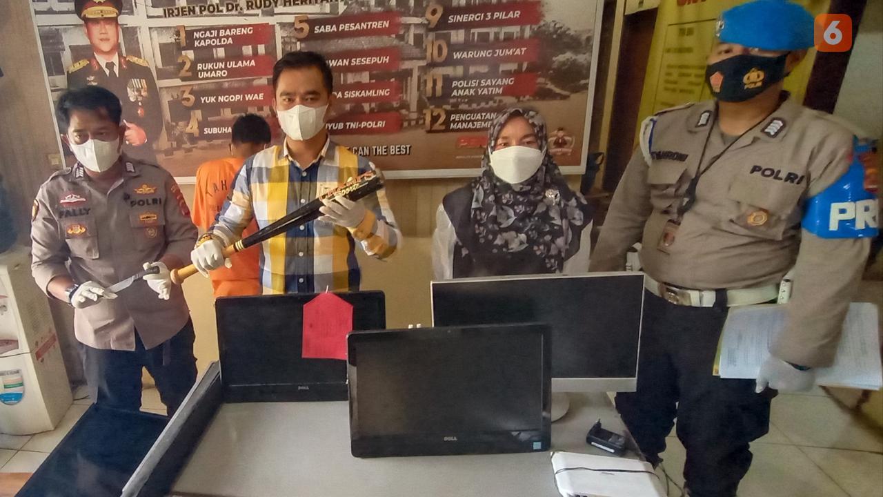 Polisi Tangkap Pencuri Komputer Berisikan Data Vaksin Covid-19. (Rabu, 01/12/2021). (Liputan6.com/Yandhi Deslatama).