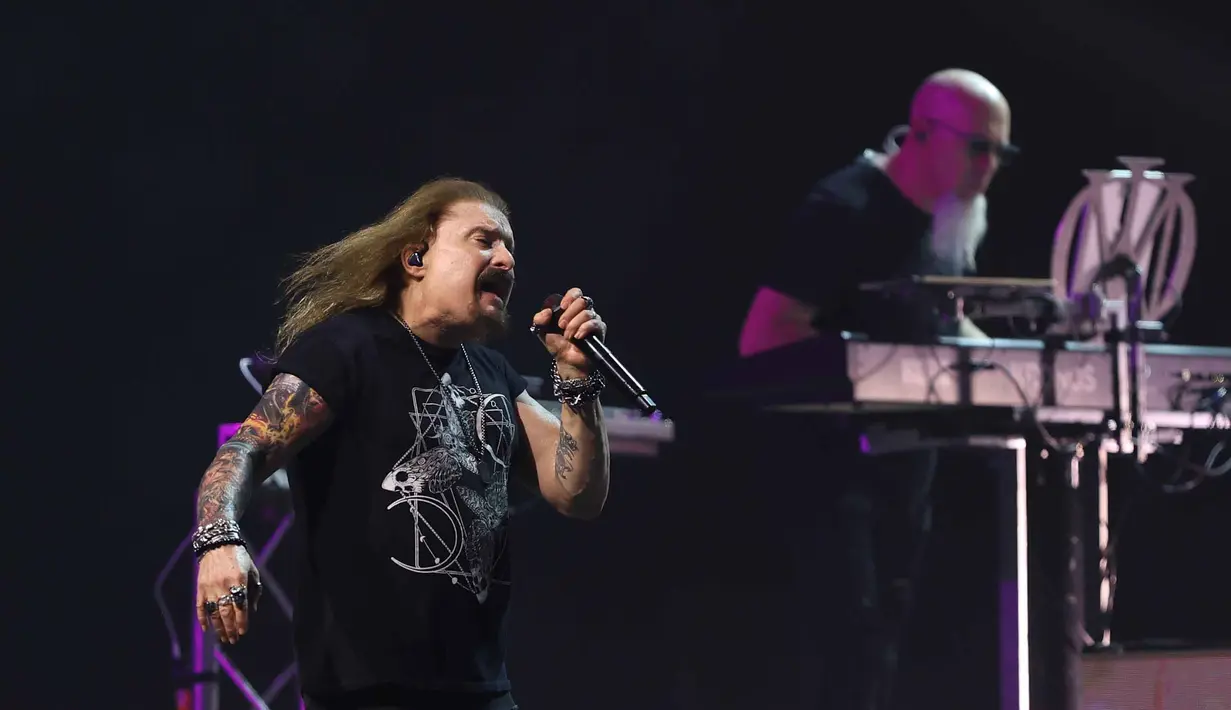Vokalis band Dream Theater James LaBrie (kiri) saat tampil pada Konser "An Evening With Dream Theater - 40th Anniversary Tour" di Beach City International Stadium, Jakarta, Sabtu 7 Februari 2026. (Kapanlagi.com/Budy Santoso)