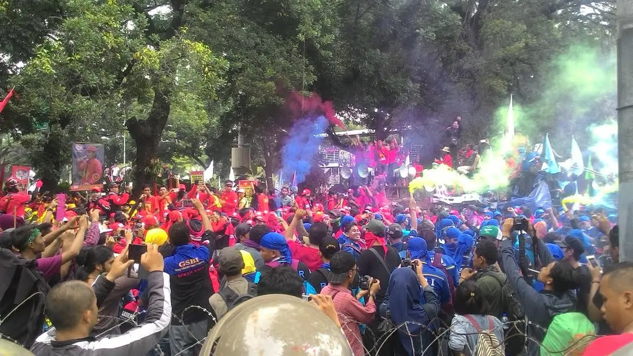 Buruh bermain petasan